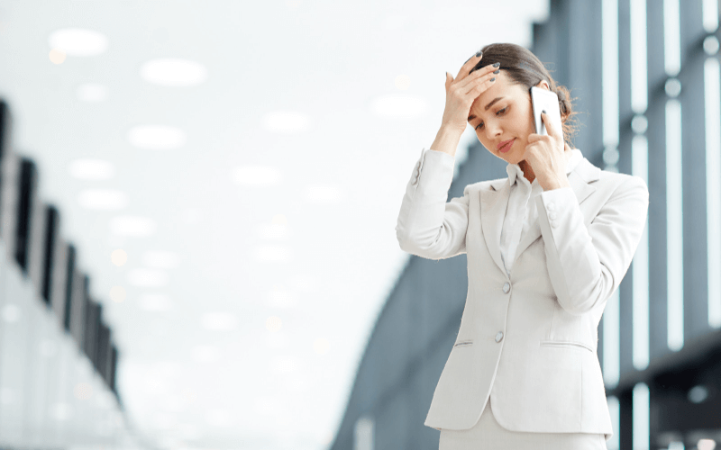 電話をかけてる女性